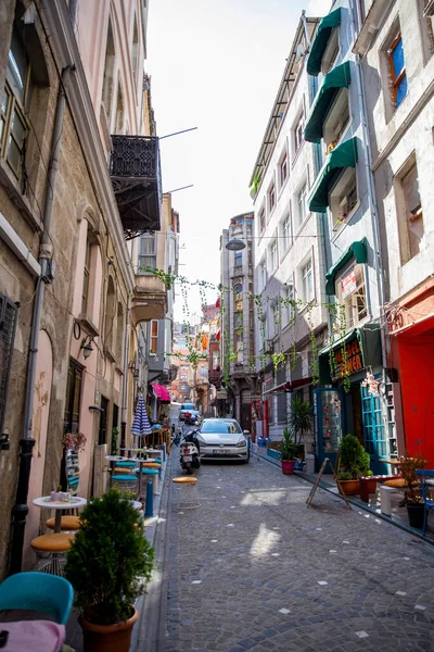 伊斯坦布尔 土耳其 2020年10月21日 一条狭窄的街道 有一排住宅建筑 绿色装饰和移动的汽车 — 图库照片
