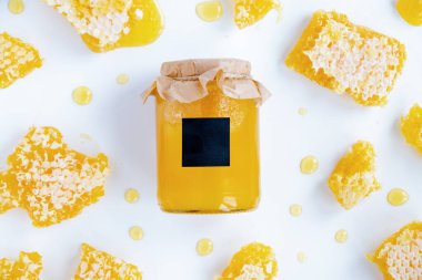 Bal ürünleri bileşimi. Kavanozda bal ve bal peteği. Beyaz arkaplan