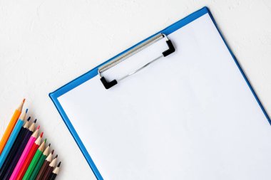 Boya aletlerinin bileşimi. Kalem ve kağıt. Hafif arkaplan