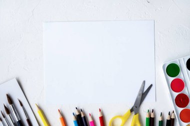 Boya aletlerinin bileşimi. Kalemler, kalemler, fırçalar, boyalar ve kağıt. Hafif arkaplan