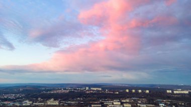 Gökyüzü gül renkli bulutlarla kaplı tepeler ve Chisinau, Moldova 'da gün batımında binalar