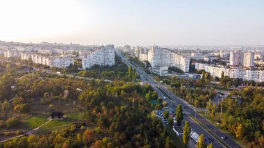 Moldova, Chisinau 'nun hava aracı görüntüsü. Chisinau Şehir Kapısı 'na giden yol ve ağaçlar, arka planda binalar.