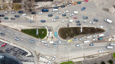 Chisinau 'nun hava aracı görüntüsü, birden fazla hareket eden arabalı yol, kavşak kavşağı, çıplak ağaçlar, üst manzara.