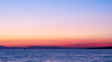 Ege Denizi 'nde gün batımı, uzakta gemi ve kara, su ve Yunanistan