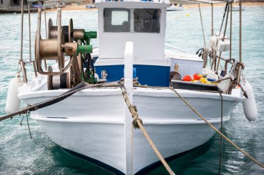 Deniz limanında bir sürü balıkçı aksesuarıyla demirli tekne Ormos Panagias, Yunanistan 'da Ege Denizi