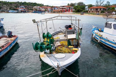 ORMOS PANAGIAS, GREECE - 21 ECTOBER 2020: Deniz limanında bir sürü balıkçı aksesuarı bulunan tekneler, Ege Denizi