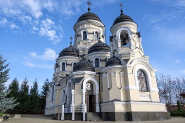 Kış Kilisesi ve Capriana manastırının iç sarayı. Çırılçıplak ağaçlar, Moldova 'da güzel hava