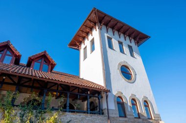 Purcari Şaraphanesi eski usul yapılmış. Önünde yeşillik var. Moldova 'da hava güzel.