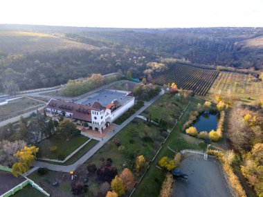 İnsansız hava aracından Purcari Şaraphanesi 'nin görüntüsü. Yürüme yolları, yeşillik ve iki gölü olan ana bina. Uzakta bir köy, Moldova
