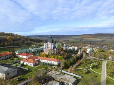 İnsansız hava aracından Curchi Manastırı 'nın görüntüsü. Kiliseler, diğer binalar, yeşil çimenler ve yürüyüş yolları. Uzakta yeşillik olan tepeler. Moldova