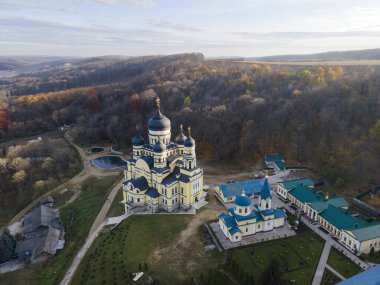 İnsansız hava aracından Hancu Manastırı 'nın görüntüsü. Kiliseler, diğer binalar ve yeşil çimenler. Tepenin yanında ağaçlar vardı. Moldova