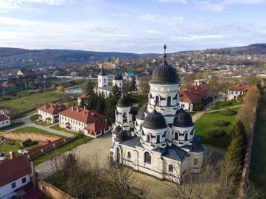 İnsansız hava aracından Capriana Manastırı 'nın görüntüsü. Yeşil tarlalı ve köylü kiliseler. Uzaktaki tepeler. Moldova