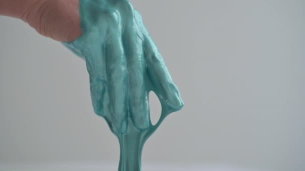 Gros plan mains de femme jouant avec des peintures turquoise, ralenti — Video