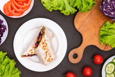 Sağlıklı besin bileşimi. Sebzeler ve yarım pide dilimlenmiş tabaklar.