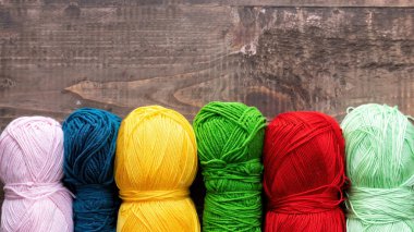 Bir sürü renkli iplik yumağı. Üst görünüm