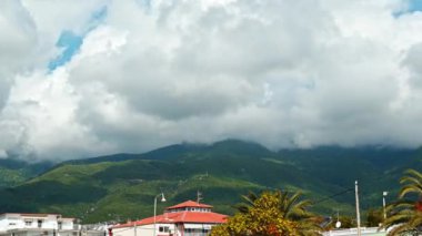 Yunanistan 'da bulutları hareket ettiren bir kasaba ve dağın zaman çizelgesi
