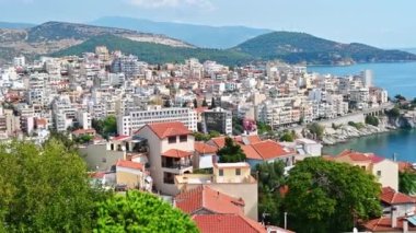 Kavala 'nın havadan görünüşü. İskan binaları, Ege denizi kayalık kıyıları, arabalı yollar, viyadük, arka planda tepeler. Yunanistan