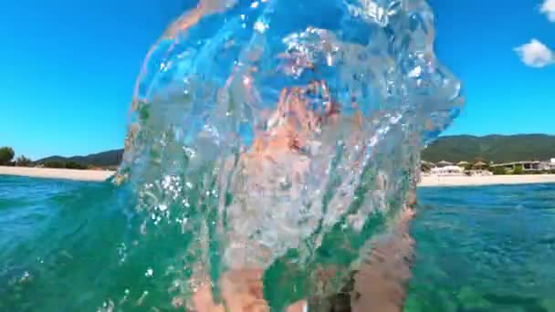 Χαμογελαστή Γυναίκα Κυματίζει Στο Νερό Του Αιγαίου Φύση Στο Βάθος — Αρχείο Βίντεο