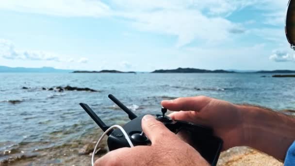 Homem Com Controlo Remoto Drone Costa Mar Egeu Movimento Lento — Vídeo de Stock