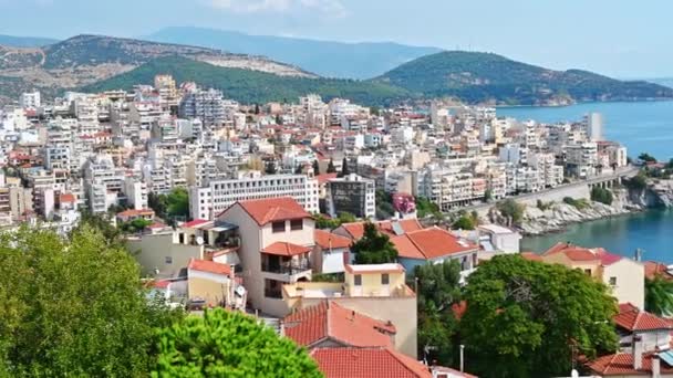 Luchtfoto Van Kavala Rijen Van Residentiële Gebouwen Egeïsche Zee Rotsachtige — Stockvideo