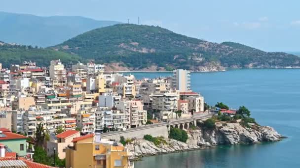 Vista Aérea Kavala Linhas Edifícios Residenciais Mar Egeu Costa Rochosa — Vídeo de Stock