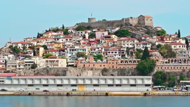 Kavala ギリシャ 2020年9月23日 水から町の景色 住宅建築物の行は 丘の上に古代の要塞 エーゲ海の岩の海岸 — ストック動画