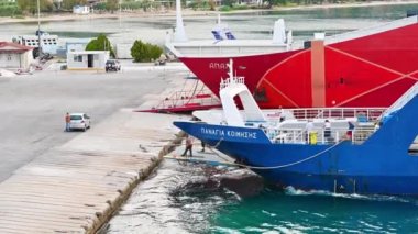 THASOS, GREECE - 23 Eylül 2020: Mavili ve kırmızı dıştan demirli feribotlar, limanda iskeleler açıldı, insanlar gemiden çıkıyorlar
