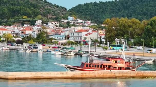 Thasos Grekland September 2020 Utsikt Över Egeiska Havskusten Förtöjda Båtar — Stockvideo