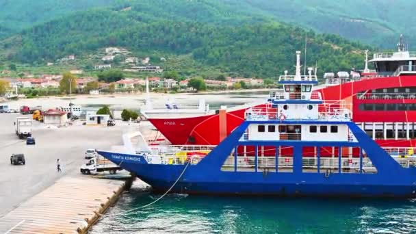 Thasos ギリシャ 2020年9月23日 青と赤の外観を持つ係留フェリー 港で開かれたガンプラ 車は船から運転しています — ストック動画
