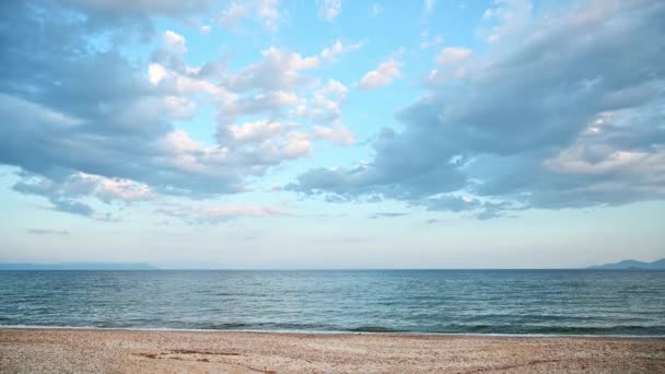 Bir Sahil Ege Denizi Parçalı Bulutlu Gökyüzü Uzak Tepeler Yunanistan — Stok video