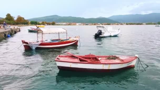 Stavros Griechenland September 2020 Vertäute Boote Ufer Der Ägäis Stadt — Stockvideo
