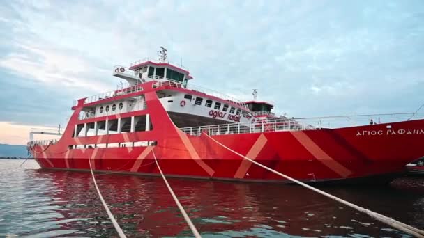 Thassos Griekenland September 2020 Aangemeerde Veerboot Haven Met Rode Buitenkant — Stockvideo