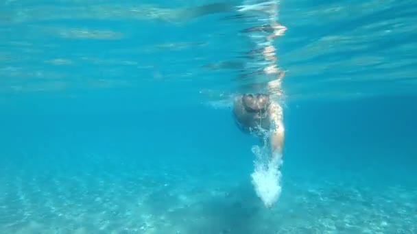 水中の水泳ゴーグルの男 エーゲ海 スローモーション 水中撮影 ギリシャ — ストック動画