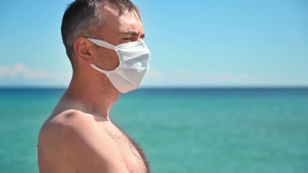 Portretul Unui Bărbat Mască Medicală Albă Malul Mării Egee Din — Videoclip de stoc