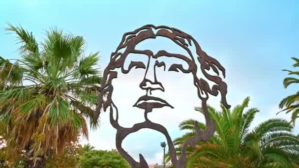 Ставрос Греция Сентября 2020 Инсталляция Головы Человека Пальмами Небом Заднем — стоковое видео