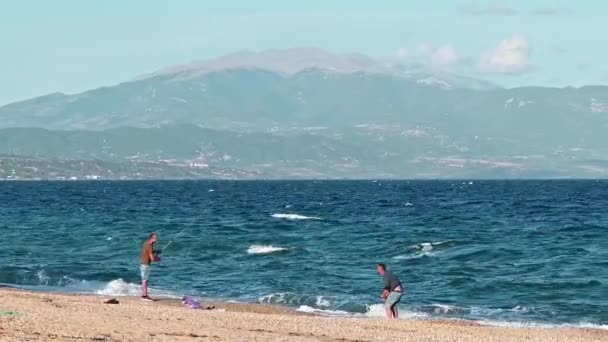 Olympiada Grécia Setembro 2020 Praia Mar Egeu Com Dois Pescadores — Vídeo de Stock