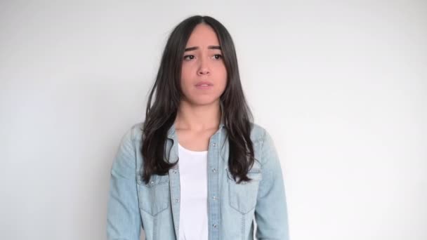 Chica Está Poniendo Triste Cruzando Las Manos Fondo Blanco — Vídeos de Stock