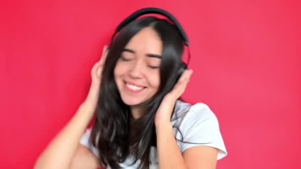 Dziewczyna Słucha Muzyki Słuchawkach Uśmiech Czerwone Tło — Wideo stockowe