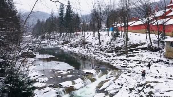 Bukovel Ukraine Şubat 2021 Kayalık Kıyılı Nehir Nsanlar Takıyor Ateş — Stok video