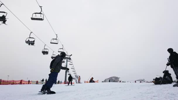 Bukovel Ukraine Şubat 2021 Üzerinde Insanlar Olan Kayak Izleri Funicular — Stok video