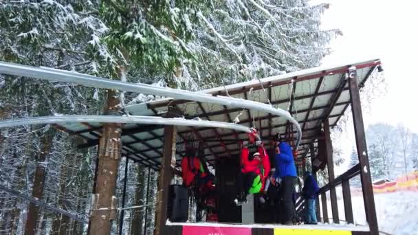 Bukovel Ucrania Febrero 2021 Senderos Esquí Funiculares Con Personas Montañas — Vídeos de Stock