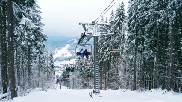 Bukovel Ukraine Ruari 2021 Skidspår Och Linbanor Med Människor Berg — Stockvideo