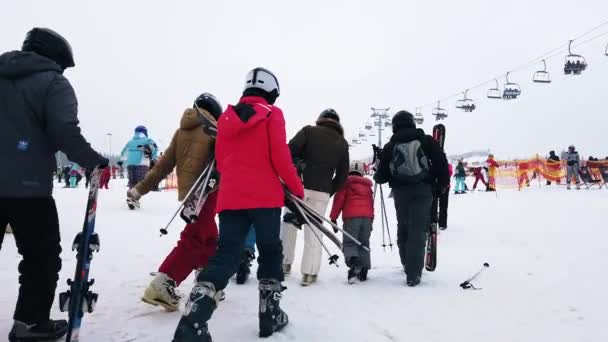 Bukovel Ukraine 2021年2月1日 スキートレイルとその上の人々とのFuniculars 山や企業の雪で覆われている — ストック動画