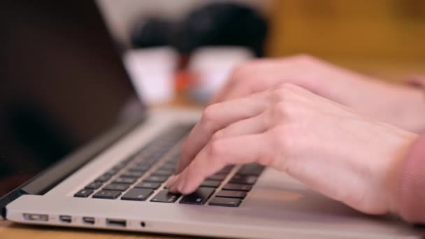 Manos Femeninas Escribiendo Portátil Con Auriculares Fondo Trabajando Desde Casa — Vídeo de stock