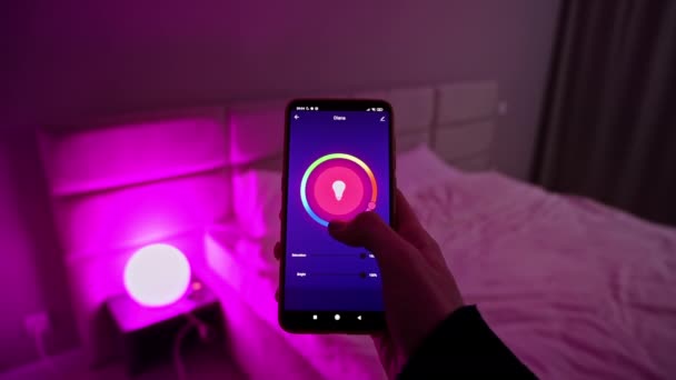 Donna Mani Tenendo Smartphone Cambiando Luce Colore App Tonalità Camera — Video Stock