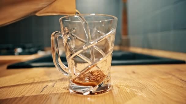 Instant Kaffee Mit Heißem Wasser Auf Den Küchentisch Gießen — Stockvideo