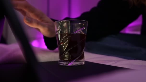 Jong Gember Haarmeisje Gebruikt Haar Tablet Slaapkamer Drinkt Koffie Werken — Stockvideo