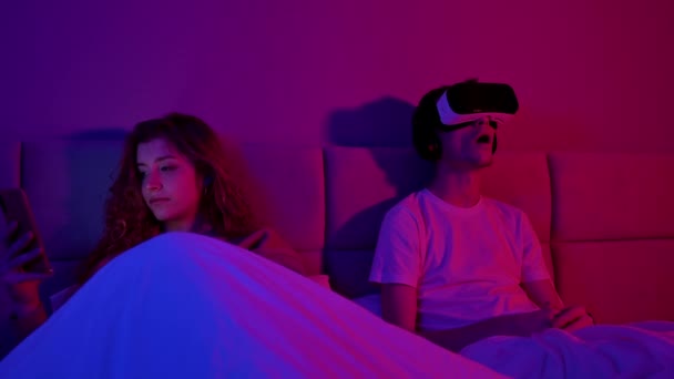 Casal Jovem Quarto Noite Antes Dormir Homem Usando Fone Ouvido — Vídeo de Stock