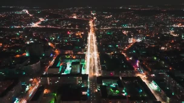 夜間に市内の移動中の車の空中ドローン過速度経過 チシナウモルドバ — ストック動画