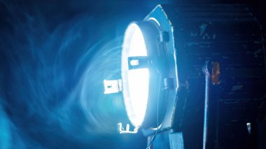 Profesyonel ışıklandırma ekipmanları havada dumanla film setinde.